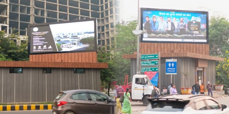 ग्रेटर नोएडा में बीओटी एजेंसी की मनमानी! शौचालयों पर फ्लेक्स की जगह एलईडी स्क्रीन से एडवर्टाइजमेंट, प्राधिकरण को हो रहा लाखों का नुकसान