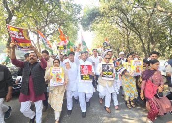 ग्रेटर नोएडा वोट चोरी के खिलाफ कांग्रेस का आक्रोश मार्च, सूरजपुर कलेक्ट्रेट पर जोरदार प्रदर्शन के बाद सौपा ज्ञापन