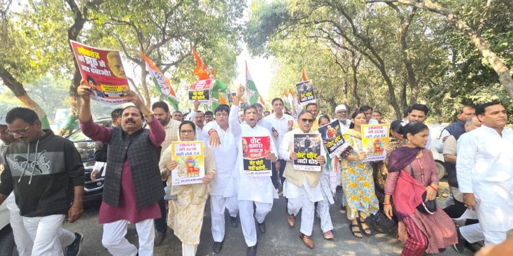 ग्रेटर नोएडा वोट चोरी के खिलाफ कांग्रेस का आक्रोश मार्च, सूरजपुर कलेक्ट्रेट पर जोरदार प्रदर्शन के बाद सौपा ज्ञापन