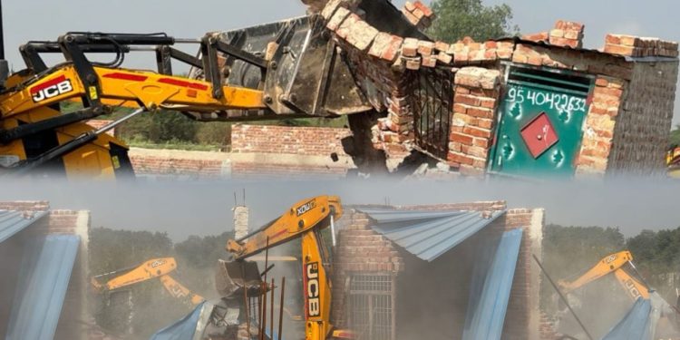 डूब क्षेत्र विवाद: प्राधिकरण की बुलडोज़र कार्रवाई के बाद भड़का आक्रोश, पीड़ित बोले—रजिस्ट्री वैध तो घर अवैध कैसे? जिम्मेदारों पर कार्रवाई हो