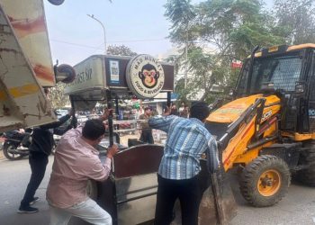 सेक्टर अल्फा-2 में ग्रेटर नोएडा प्राधिकरण की बड़ी कार्रवाई, 30 अवैध खोखे जब्त