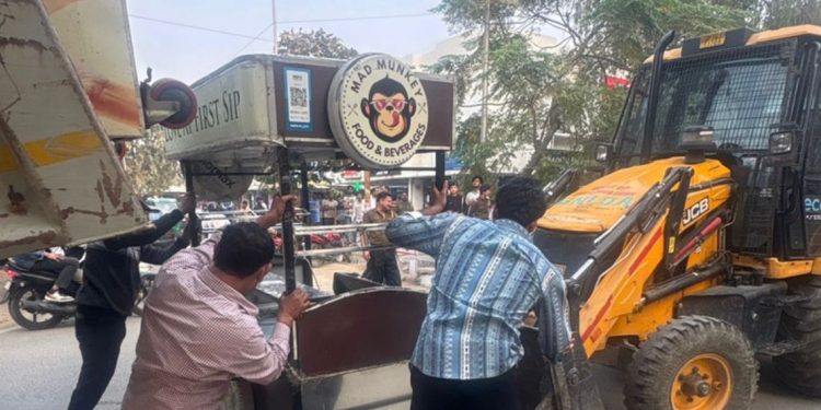 सेक्टर अल्फा-2 में ग्रेटर नोएडा प्राधिकरण की बड़ी कार्रवाई, 30 अवैध खोखे जब्त