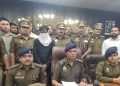 नोएडा की खौफनाक मर्डर मिस्ट्री सुलझी: अवैध संबंध, ब्लैकमेल और ‘बेटियों से अनैतिक कार्य’ की धमकी बनी महिला की सिर-कटी लाश की हत्या की वजह, आरोपी प्रेमी गिरफ्तार