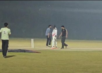 ग्रेटर नोएडा जर्नलिस्ट प्रेस क्लब व एआरएस रेजिडेंसी के बीच गैराठी क्रिकेट स्टेडियम में हुआ रोमांचक डे-नाइट मुकाबला