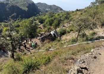 गुजरात के 29 श्रद्धालुओं को लेकर कुंजापुरी दर्शन के लिए जा रही बस दुर्घटनाग्रस्त, पांच की मौत