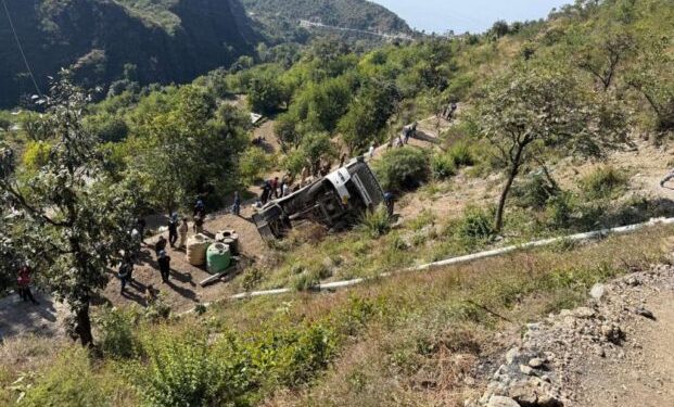 गुजरात के 29 श्रद्धालुओं को लेकर कुंजापुरी दर्शन के लिए जा रही बस दुर्घटनाग्रस्त, पांच की मौत