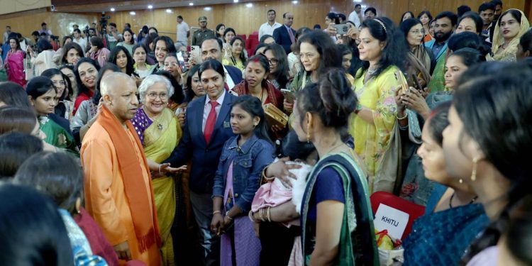 सीएम योगी बोले- आधी आबादी बढ़ेगी तो समाज बढ़ेगा, आठ साल में 45 लाख करोड़ का निवेश आया