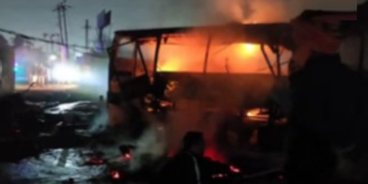 यूपी में बड़ा हादसा; बलरामपुर में बस और कंटेनर में टक्कर के बाद लगी आग, कई यात्री जिंदा जले