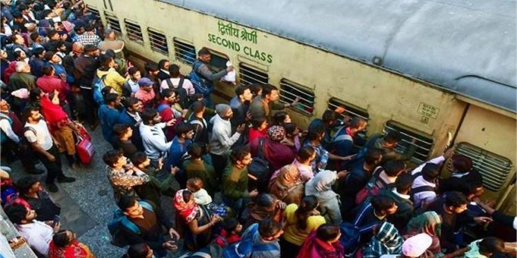 रेल यात्रियों को आज से जेब ज्यादा ढीली करनी होगी, लागू हुआ बढ़ा किराया, जानें सबकुछ