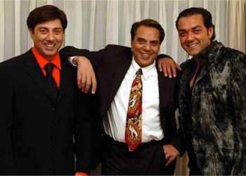 फिल्म अभिनेता धर्मेंद्र की अस्थियां हरिद्वार गंगा में प्रवाहित, सनी और बॉबी समेत परिवार रहा मौजूद