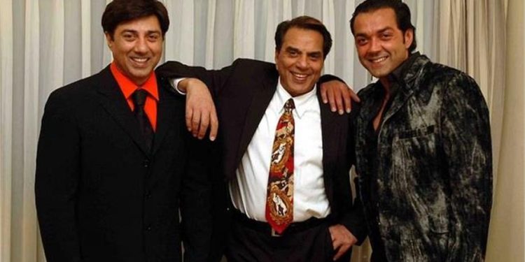 फिल्म अभिनेता धर्मेंद्र की अस्थियां हरिद्वार गंगा में प्रवाहित, सनी और बॉबी समेत परिवार रहा मौजूद