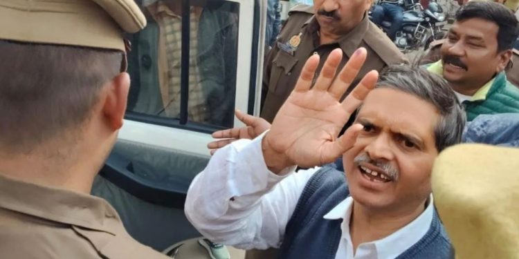 ‘पूर्व IPS अमिताभ ठाकुर के साथ जबरदस्‍ती, शरीर पर चोटें’, शिकायत पर कोर्ट ने SP से 10 द‍िन में मांगी रिपोर्ट