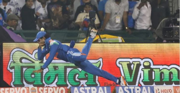 तिलक वर्मा ने ‘सुपरमैन’ की तरह उड़कर बचाए 5 रन, देखकर एडन मार्करम भी हो गए हैरान