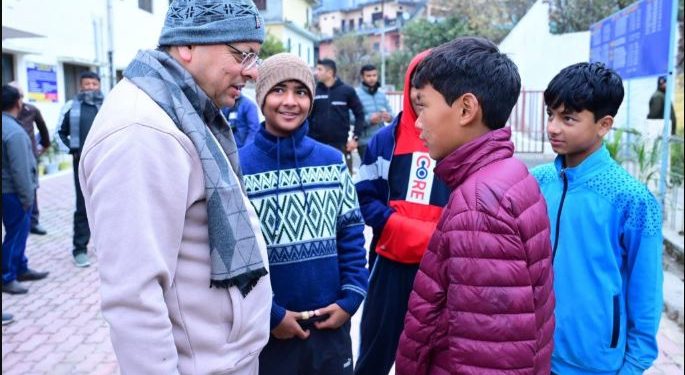 सीएम धामी का बागेश्वर दौरा, मॉर्निक वॉक में मुलाकात, बच्चों के साथ खेला बैडमिंटन
