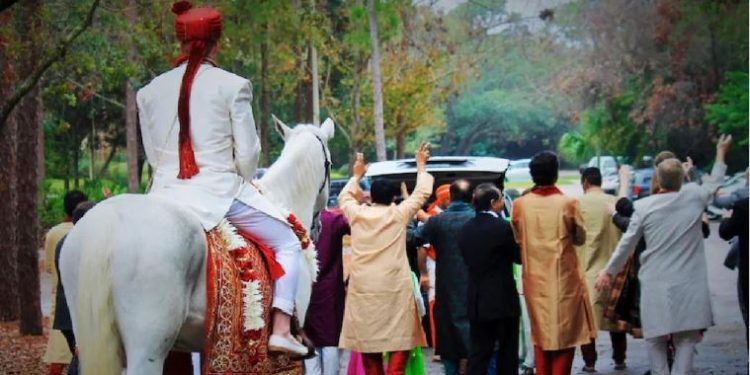 नोएडा की बारात में हर्ष फायरिंग, खून से लथपथ होकर जमीन पर गिर गया 10 साल का कृष