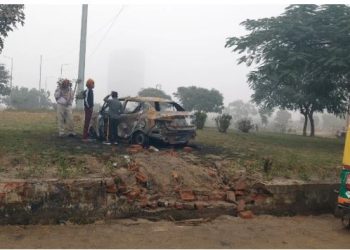 नोएडा में घने कोहरे में गाेलचक्कर से टकराई कार में लगी आग, गाड़ी सवारों ने कूद कर बचाई जान