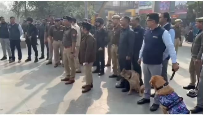 नोएडा में स्कूल और मॉल को मिली बम से उड़ाने की धमकी, पुलिस और बम स्क्वाड दस्ता ने शुरू किया सर्च अभियान