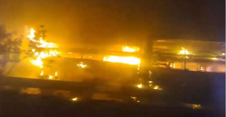 यमुना एक्सप्रेस-वे पर कोहरे में टकराए वाहन, छह बसों और दो कारों में लगी आग, कई यात्रियों के मौत की आशंका