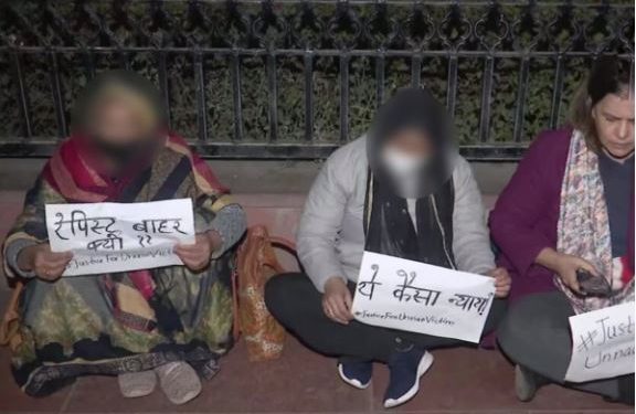 कुलदीप सेंगर की सजा निलंबन के मामले ने पकड़ा तूल, इंडिया गेट पर धरना देने पहुंची उन्नाव दुष्कर्म पीड़िता, पुलिस ने हटाया