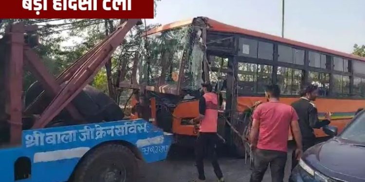 नोएडा में गलगोटिया यूनिवर्सिटी की बस का ब्रेक फेल, सवार थे 50 छात्र; ड्राइवर की सूझबूझ ने टला हादसा