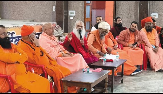 कुंभ की तैयारियों में शामिल न करने पर संतों का एक गुट धामी सरकार से नाराज, किया बड़ा ऐलान