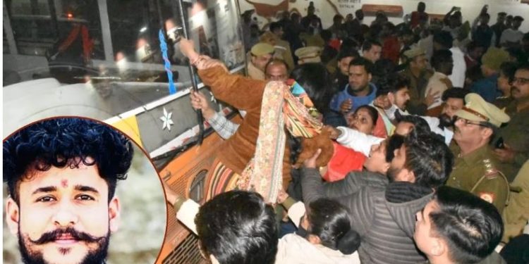 बस इतनी सी बात पर हुआ बवाल, मुरादाबाद में सरेआम युवक को मार दी गोली… गुस्से में परिजनों ने बस रोककर किया चक्काजाम