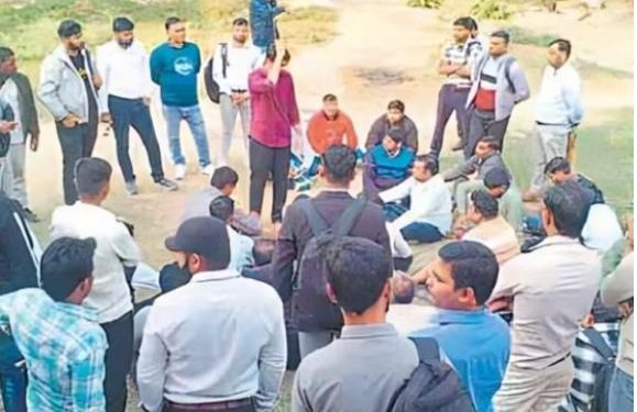 नोएडा एयरपोर्ट पर नौकरी के लिए पहुंचे युवाओं का हंगामा, इंटरव्यू का किया बहिष्कार