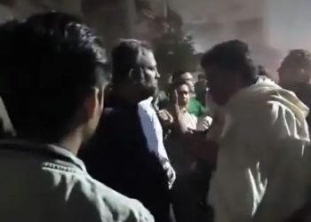 ग्रेटर नोएडा में कुत्तों की समस्या को लेकर बुलाई बैठक, डॉग लवर और सोसाइटी के लोग भिड़ गए