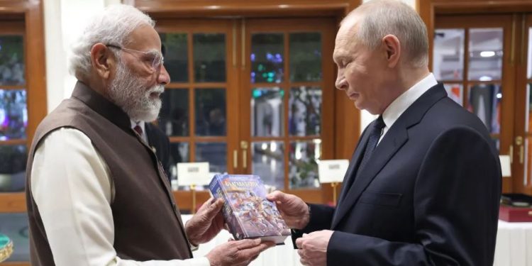 पीएम मोदी ने पुतिन को रूसी भाषा में भेंट की गीता, भारत-रूस शिखर वार्ता में आज कई बड़ी घोषणाओं की उम्मीद