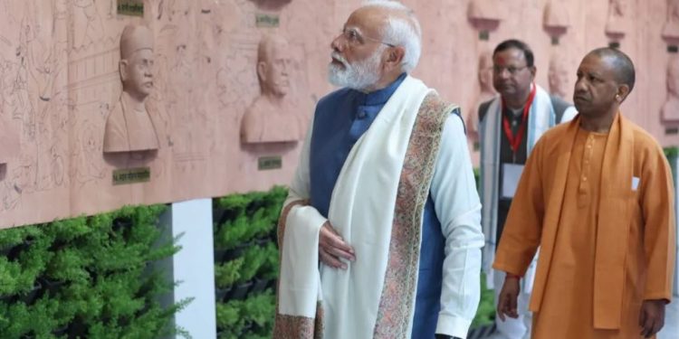 जब मंच से पीएम मोदी ने की सीएम योगी के कामकाज की तारीफ, जानें क्या कहा