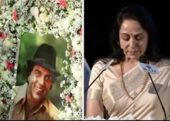 हेमा मालिनी की आंखें आंसुओं में डूबीं, धर्मेंद्र की प्रार्थना सभा में सुबककर रोईं, बेटियों ईशा-अहाना ने संभाला