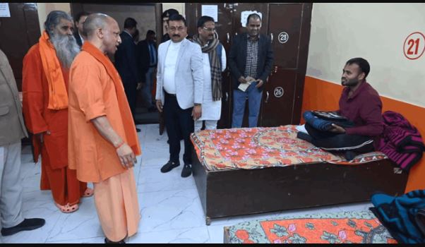 सीएम योगी ने गोरखपुर में रैन बसेरे का किया निरीक्षण, बोले- कोई खुले में न सोए, सबका जीवन अनमोल