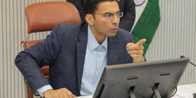 बैंक अतिरिक्त धनराशि जमा करने का बना रहा था दबाव, देहरादून डीएम ने बुजुर्ग विधवा को दिलाया न्याय