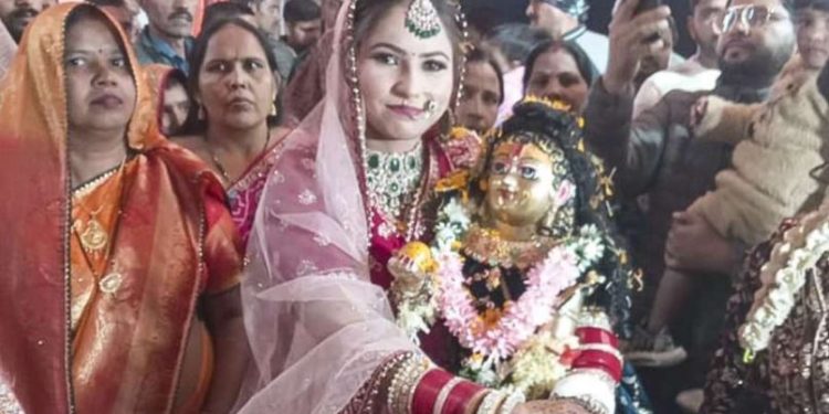 बारात आई, जयमाला हुई, फेरे भी हुए! कान्हा से ब्याह रचाकर मीरा बनी बदायूं की पिंकी