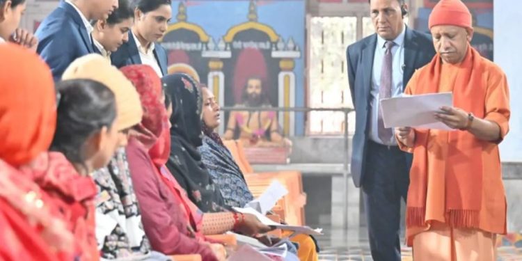 गोरखपुर जनता दर्शन; सीएम योगी का निर्देश-जरूरतमंदों को आवास, बीमार के उपचार की करेंगे व्यवस्था