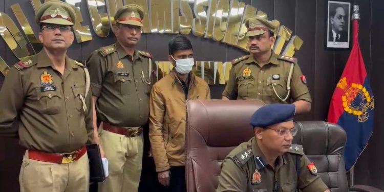 मल्टीनेशनल कंपनियों में जॉब दिलाने के नाम पर बेरोजगार युवाओं से ठगी—नोएडा पुलिस ने बड़े कॉल सेंटर का भंडाफोड़ किया, मास्टरमाइंड आरोपी गिरफ्तार