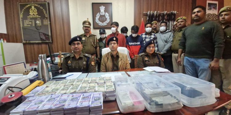  दो गुना पैसे का लालच देकर लाखों की ठगी करने वाला हाईटेक गैंग को पुलिस ने धर-दबोचा, 6 आरोपी गिरफ्तार लाखो रुपये बरामद