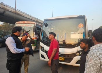 अनधिकृत बसों पर परिवहन विभाग का शिकंजा, लेकिन एक्सप्रेसवे पर अब भी डग्गामार बसों का संचालन यात्रियों की जान से खिलवाड़