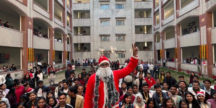 GNIOT इंस्टीट्यूट ऑफ मैनेजमेंट स्टडीज में क्रिसमस की पूर्व संध्या पर उल्लास, सांस्कृतिक प्रस्तुतियों और सांता क्लॉज ने बांटी खुशियां